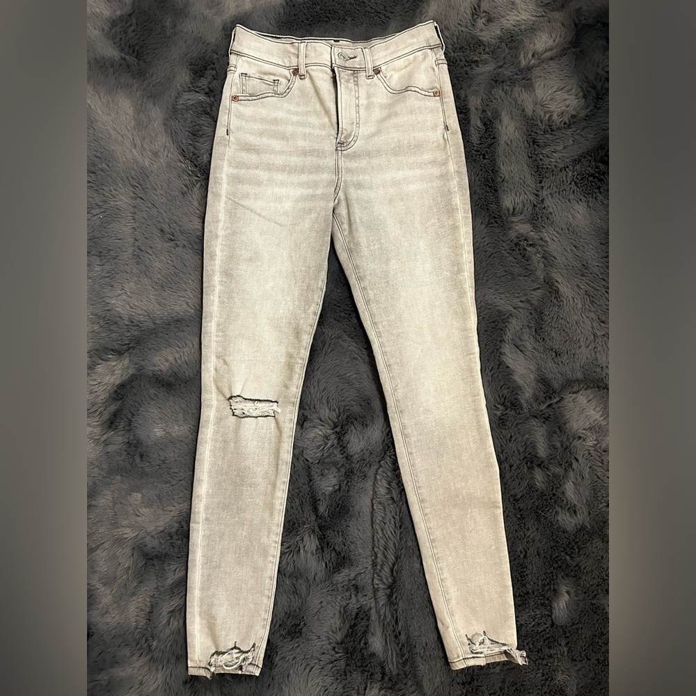 Express  Jeans Gray Skinny High Rise Jeans in a size 2R ripped knee| stretchy